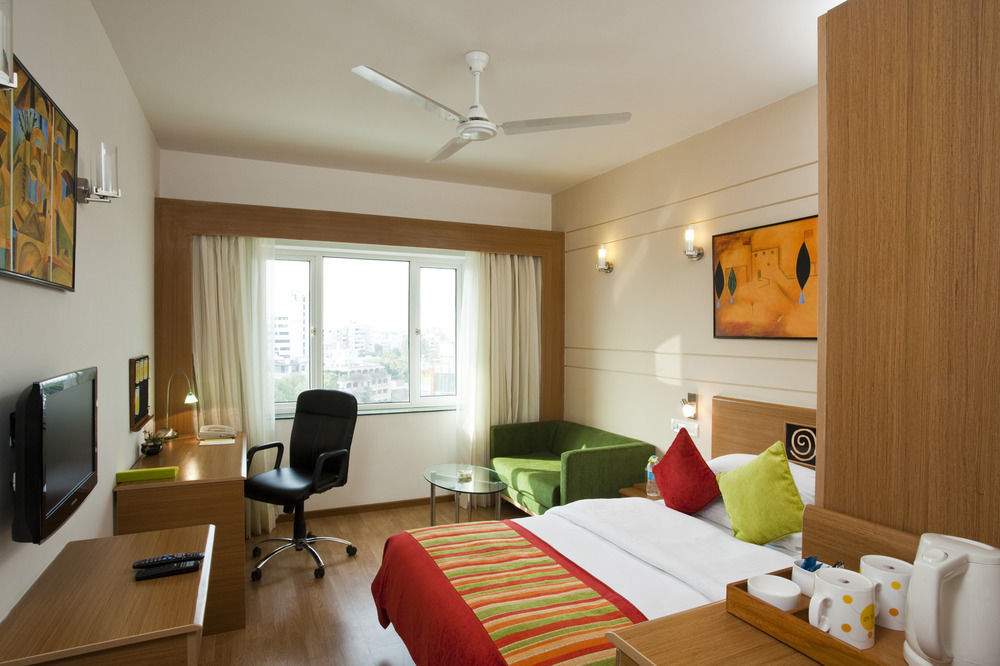 Lemon Tree Hotel Shimona Chennai Exterior photo